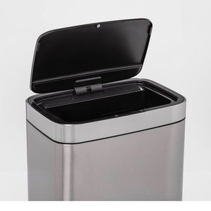 Motion wastebasket